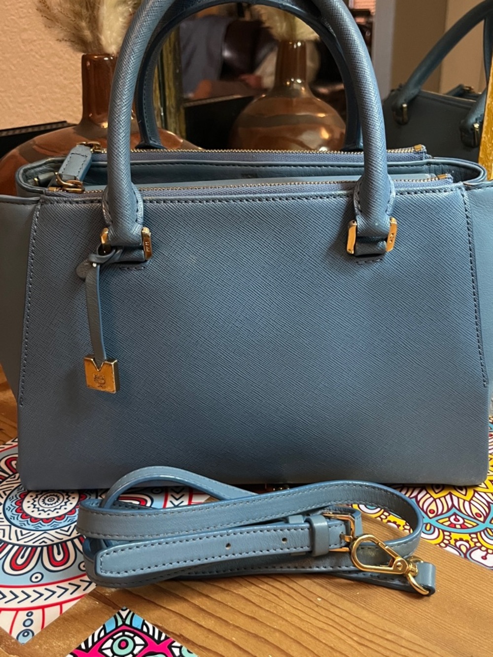 Gorgeous MCM Saffiano leather handbag w/detachable strap⭐️